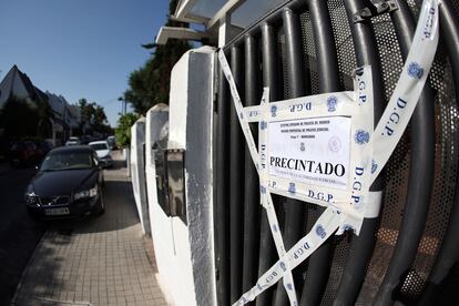 Fachada de la vivienda a las puertas de la cual se encontró a una mujer inconsciente y con signos de violencia este jueves en la localidad madrileña de Pozuelo.