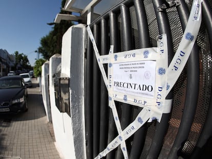 Fachada de la vivienda a las puertas de la cual se encontró a una mujer inconsciente y con signos de violencia este jueves en la localidad madrileña de Pozuelo.