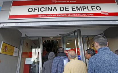 Entrada de una oficina de empleo, en un barrio de Madrid.