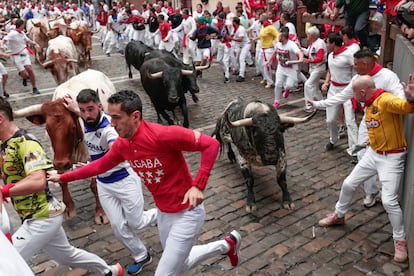 A group of young men are chased by Victoriano del Río bulls, during the third running of the bulls of the Sanfermines this Tuesday, in Pamplona.