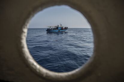 Un bote de migrantes navega en el mar antes de ser rescatado por el barco de Open Arms Aid, el 30 de junio de 2019. El grupo humanitario español señaló que su barco de rescate había detectado a 40 inmigrantes deshidratados en el mar. La vocera de Proactiva Open Arms, Laura Lanuza, señaló que entre los pasajeros se encontraban tres mujeres embarazadas y cuatro niños.