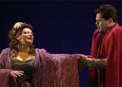 Dolora Zajick y Manuel Lanza en una escena de La favorita que se estrenó ayer en el Real.