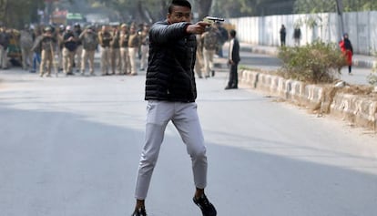 Un hombre dispara contra manifestantes, el pasado 31 de enero en Nueva Delhi. 