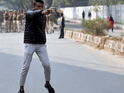 Un hombre dispara contra manifestantes, el pasado 31 de enero en Nueva Delhi. 