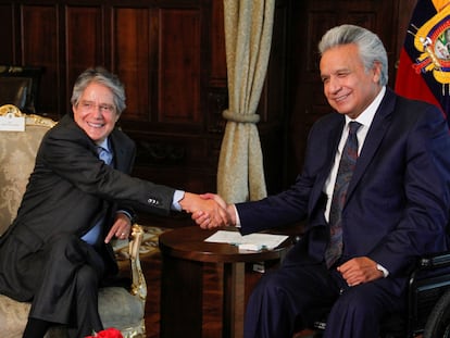 Guillermo Lasso, presidente electo de Ecuador, junto al mandatario saliente Lenín Moreno, en un encuentro del 19 de abril de 2021.