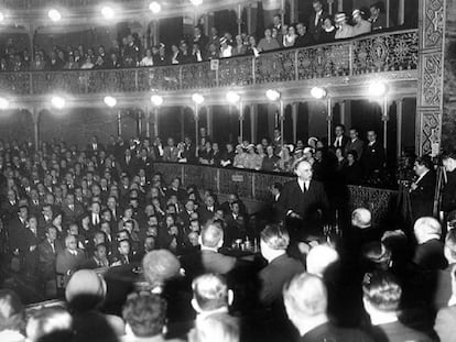 Melquíades Álvarez, durante un discurso en un teatro en fecha indeterminada.