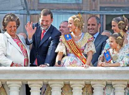 La alcaldesa de Valencia, Rita Barberá, el presidente del PP, Mariano Rajoy, y el presidente de la Comunidad Valenciana, Francisco Camps, durante la <i>mascletá</i> en el ayuntamiento de la ciudad.