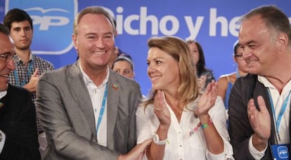 Alberto Fabra, junto a Mar&iacute;a Dolores de Cospedal y Esteban Gonz&aacute;lez Pons, en la escuela de verano de Gandia.