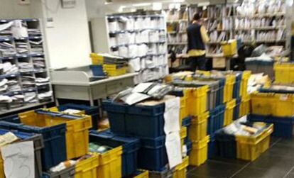Envíos acumulados en la oficina de Correos de Majadahonda.