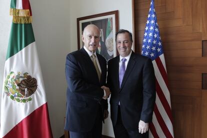 El gobernador de California, Edmund G. Brown y el canciller Meade.