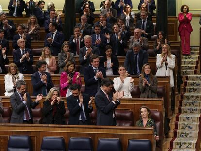 La portavoz del PP Cuca Gamarra (sentada, a la derecha) recibe el aplauso de sus compañeros de partido tras su intervención en el pleno del Congreso de los Diputados este jueves.