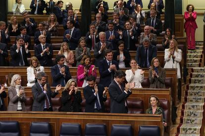 La portavoz del PP Cuca Gamarra (sentada, a la derecha) recibe el aplauso de sus compañeros de partido tras su intervención en el pleno del Congreso de los Diputados este jueves.