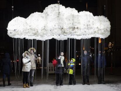 'Cloud', de Caitlind r.c. Brown y Wayne Garrett, una de las obras expuestas en el Festival de la Luz de Helsinki.