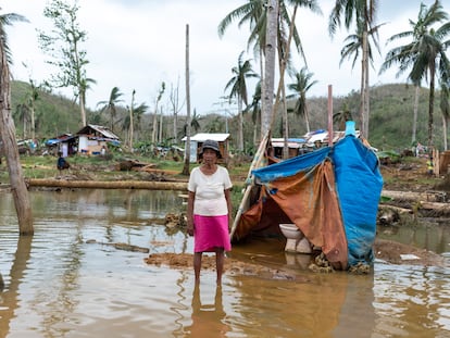 Las abundantes lluvias inundaron vecindarios enteros de Siargao. Esta mujer y siete familiares duermen en casa de su hijo, a escasos metros de donde se encuentra. El baño es lo único en pie de su hogar.