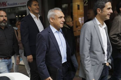 El diputado socialista por Madrid Rafael Simancas (2 por la derecha), antes de entrar en la sede.