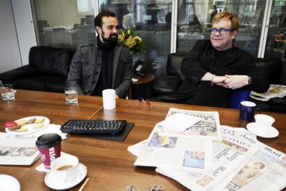 Elton John, con el presidente de <i>The Independent,</i> Evgeny Lebedev, en la redacción del diario británico.