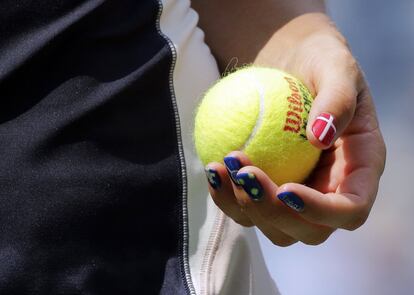 La exnúmero uno del mundo, Caroline Wozniacki, se prepara para servir contra Jamie Loeb.