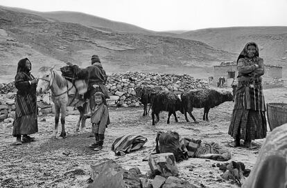 Comienza a Nevar en Kharang, Dolpo. Nepal se encuentra entre los países más pobres y menos desarrollados del mundo. La mitad de su población vive por debajo de la línea de pobreza. Según datos del Banco Mundial, el PIB per cápita es de menos de 730 dólares. Las desasistidas regiones remotas como el Dolpo tienen las más altas y gélidas cumbres de la tierra.