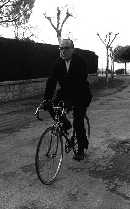 El presidente del gobierno Leopoldo Calvo Sotelo, pasea en bicicleta por las inmediaciones de su domicilio de Aravaca, Madrid, el 28 de febrero de 1981.