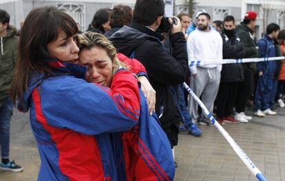 Alrededor de 70 jugadores, padres y vecinos se han congregado este martes desde las ocho de la mañana en los alrededores del campo para impedir el desalojo.