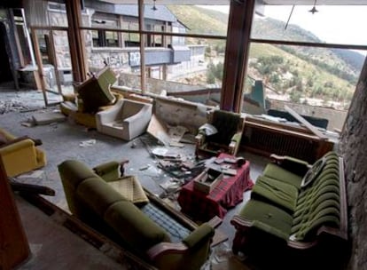 Arriba, estado deteriorado del Club Alpino Guadarrama, en el puerto de Navacerrada. Abajo, vista  del albergue juvenil Álvaro Iglesias, tomada desde el interior del edificio del club alpino.