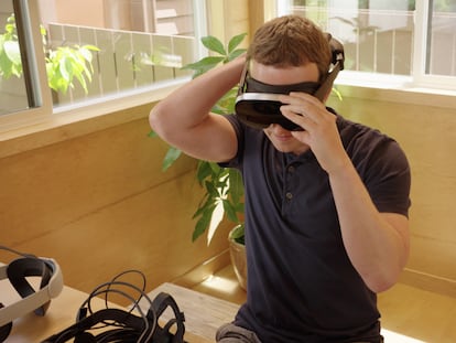 El CEO de Meta, Mark Zuckerberg, se pone las Holocake 2, un prototipo de gafas de realidad virtual.
