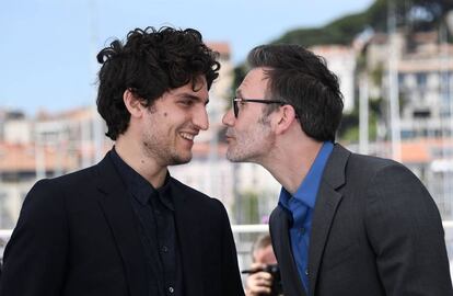 El director francés Michel Hazanavicius se inclina para besar al actor francés Louis Garrel. Ambos presentan la película 'The Redoubtable'.