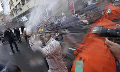 El piloto de Mercedes, Lewis Hamilton, celebra con champán su victoria en el GP de Mónaco.