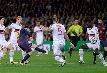 Messi marca el primer gol del Barça entre varios jugadores del Milan.