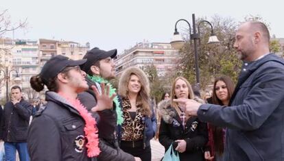 Pedro Garc&iacute;a Aguado conversa con j&oacute;venes que acuden a la fiesta de primavera en el &#039;botellon&oacute;dromo&#039; de Granada.