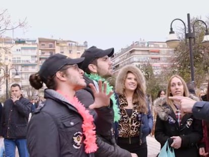 Pedro Garc&iacute;a Aguado conversa con j&oacute;venes que acuden a la fiesta de primavera en el &#039;botellon&oacute;dromo&#039; de Granada.