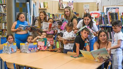 Alumnos de primero y segundo de Primaria del CEIP Andalucía de Sevilla posan en la biblioteca del centro, que ha recibido el Premio Nacional al Fomento de la Lectura.