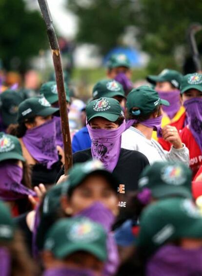 Miembros del movimiento Vía Campesina, durante la ocupación de la hacienda el martes.