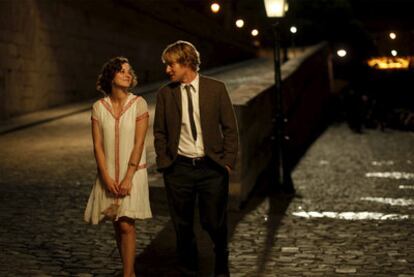 Marion Cotillard y Owen Wilson, en un paseo nocturno por los muelles de París.