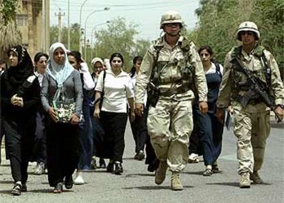 Soldados estadounidenses escoltan a un grupo de colegialas en las calles de Bagdad, debido a la situación de inseguridad en la capital iraquí.