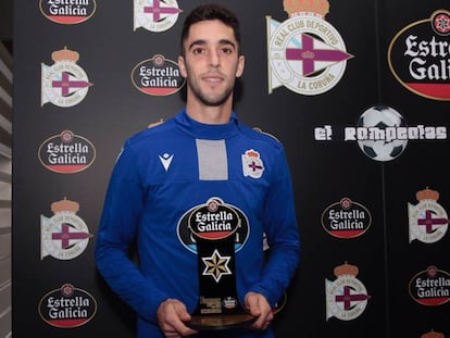 El futbolista español Sabin Merino recibe el trofeo Estrella Galicia como mejor jugador del Deportivo del mes, el pasado enero.