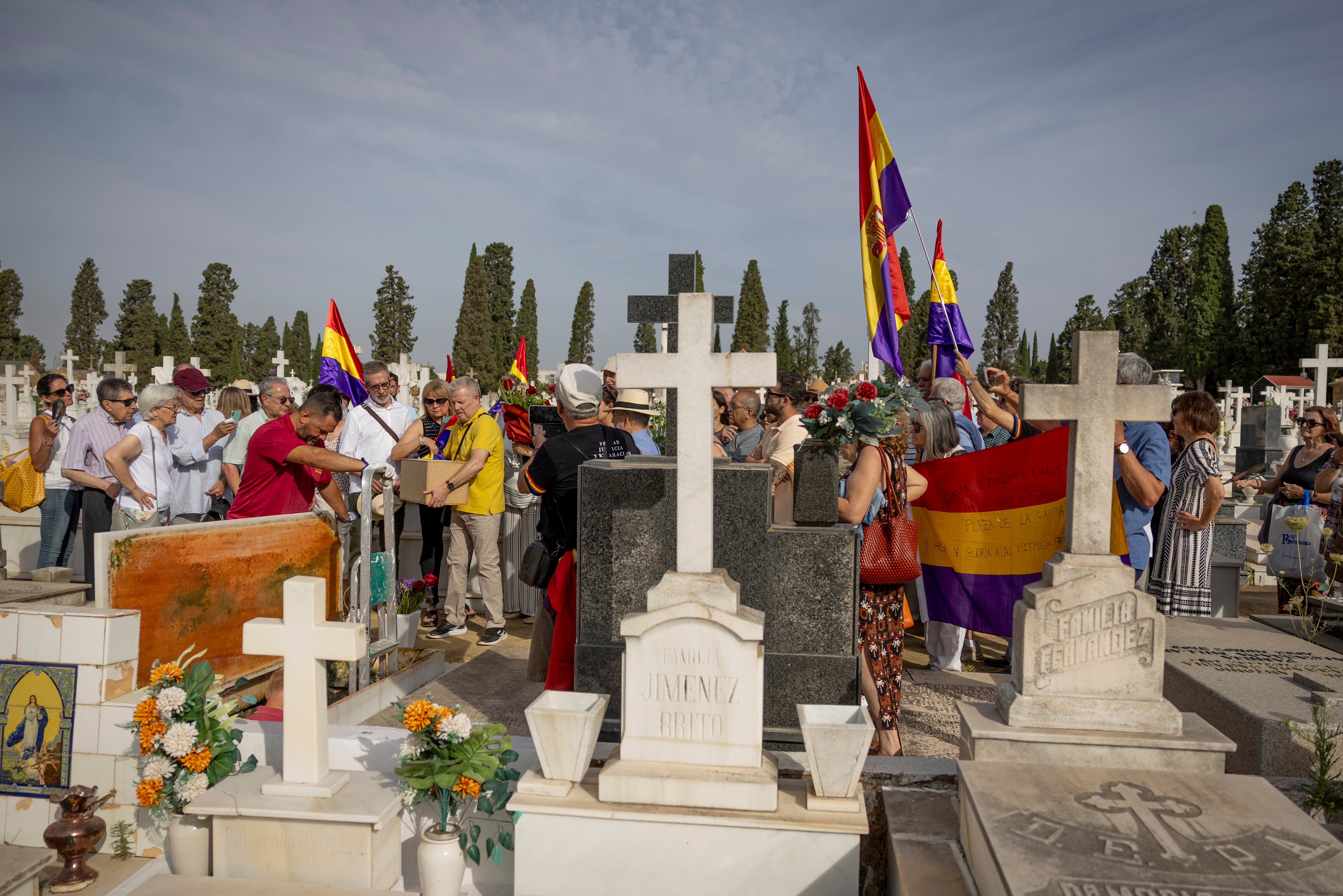 DVD1324(24/06/2026): SEVILLA. Entrega a la familia de los restos de José León Trejo, primer represaliado identificado de los más e 1.700 cuerdas de víctimas del franquismo exhumados de la fosa Pico Reja, en el cementerio de Sevilla. 
FOTO: PACO PUENTES (EL PAÍS)