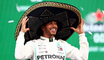 El piloto de Mercedes, Lewis Hamilton, celebra su triunfo en el Gran Premio de México.
