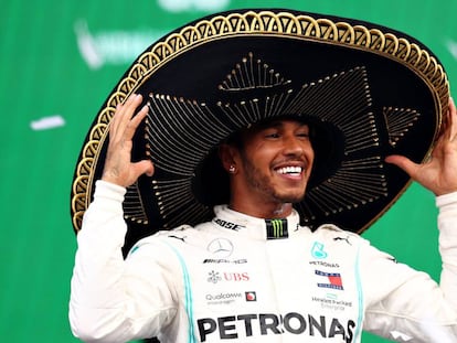 El piloto de Mercedes, Lewis Hamilton, celebra su triunfo en el Gran Premio de México.