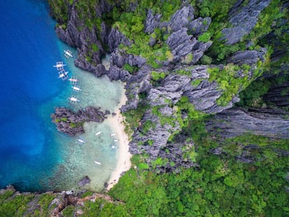 Todavía no es el destino más visitado del sudeste asiático, pero entre los buceadores las Islas Palawan son bien conocidas. Cada vez hay más rutas aéreas desde Europa y carreteras mejoradas para llegar a estas islas del borde occidental de Filipinas, con paisajes costeros intactos y espectaculares y junglas llenas de vida salvaje. Palawan, la isla principal, tiene una forma estrecha y alargada (650 kilómetros de largo), con una sucesión de imponentes bahías que conducen a los acantilados calizos de El Nido (en la imagen) y a la bahía de Bacuit, con paisajes marinos equiparables a los mejores de sureste asiático. Puerto Princesa es la capital culinaria y la principal entrada a los campos y al océano, pero casi todos los viajeros van directamente al norte, hasta <a href="https://elviajero.elpais.com/elviajero/2016/12/15/videos/1481831342_819552.html" target="_blank">El Nido</a> o Corón, una zona llena de calas, playas aisladas y laberínticas islas frente a la costa. Casi todo parece estar dedicado al buceo. <br></br>Si El Nido puede parecer un paraíso mochilero, no quedan lejos otros destinos emblemáticos como la Gran Laguna de la isla de Miniloc (ahora con nueva normativa que regula el número de visitantes), o, al sur de El Nido, Port Barton, otro paraíso para el mochilero, y el emergente San Vicente, con un nuevo aeropuerto.