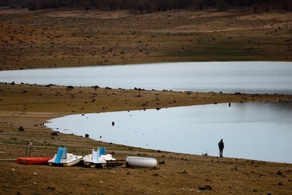 Un hombre camina a orillas del lago Montbel, casi sin agua, al pie de los Pirineos franceses.