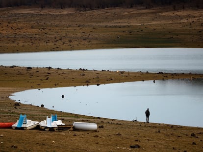 Un hombre pasea por la orilla del lago Montbel, en Francia, casi sin agua.