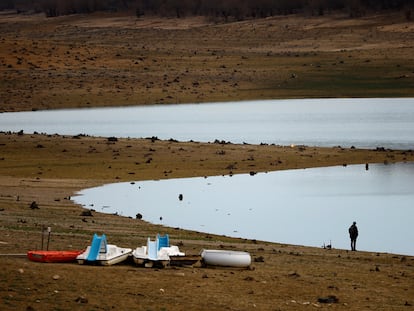 Un hombre camina a orillas del lago Montbel, casi sin agua, al pie de los Pirineos franceses.