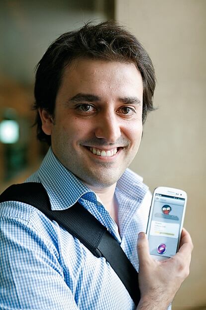 <strong>Fundador de la empresa Anboto, este inventor por antonomasia ha creado ‘Sherpa’, un popular asistente de voz para móviles Android. </strong></p><p>Por<strong> Javier Martín</strong></p><p>El 3 en 1 se queda corto con él. Este vasco de 31 años es un 24/7, veinticuatro horas en activo, siete días a la semana. Su trabajo es su afición, su sueño, su locura. Si usted llama por teléfono a una empresa y le contestan: “Para hablar en castellano marque el 1, para…”, probablemente el culpable sea Uribe-Etxebarría, fundador de la empresa Anboto.  Hace unos meses se inventó Sherpa, un asistente de voz que se puede instalar gratis en los móviles Android. Aunque no es propiamente de Bilbao (vive en Erandio), algo se le ha pegado de ese espíritu osado para no arrugarse ante la competencia de Apple y Google, que también tienen sus asistentes de voz. El vasco asegura que, en temas españoles, Sherpa es mejor. En dos meses ha logrado 200.000 descargas y su expansión por Latinoamérica. Su deseo-promesa para 2013: “Sherpa hablará inglés”.</p><hr /><p><strong>Javier Martín es periodista de El País<strong></p>