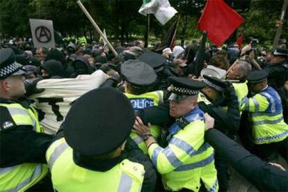 La policía británica se enfrenta a los manifestantes contra la pobreza, ayer, en Edimburgo.