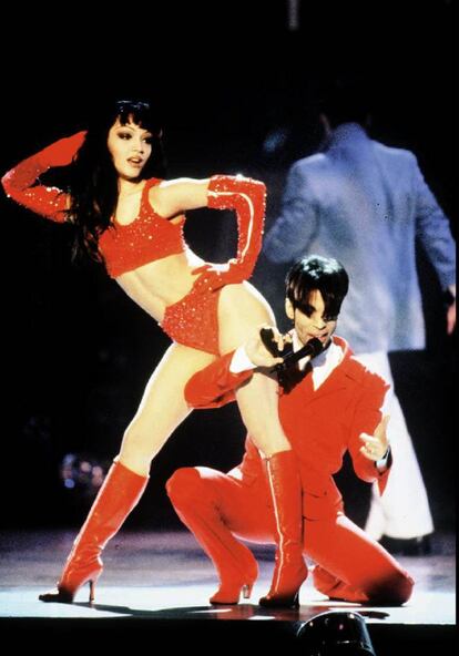 Prince y la bailarina Mayte en los premios de Música y Moda VH-1, en 1996.