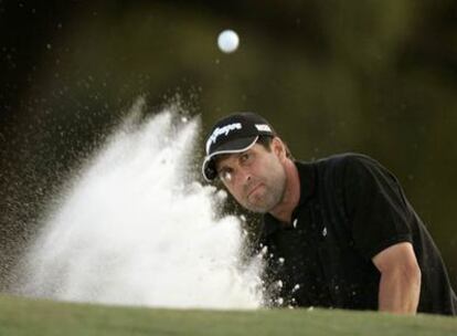 Olazabal golpea la bola en un búnker de arena durante la segunda jornada del Masters de Augusta.