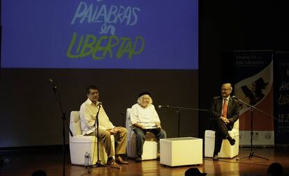 El escritor Sergio Ramírez (der.) en una edición de Centroamérica Cuenta dedicada al poeta y sacerdote Ernesto Cardenal (al centro).