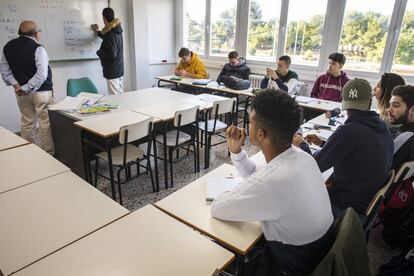 Clase de matemáticas en la Escuela de Cuchillería. El profesor, Manuel Esteban, asegura que Abdel es un alumno que “siempre está atento, no da guerra y nunca falta”.