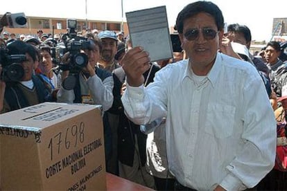 El candidato del Movimiento al Socialismo en El Alto, Wilson Soria, acude a votar el pasado domingo.